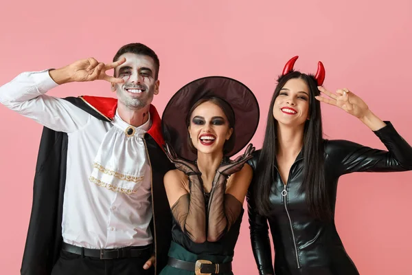 Cadılar Bayramı Kostümlü Insanlar Renk Arkaplanı — Stok fotoğraf