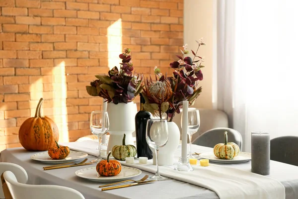 Krásné Podzimní Prostírání Stolu Dýněmi Květinami Restauraci — Stock fotografie