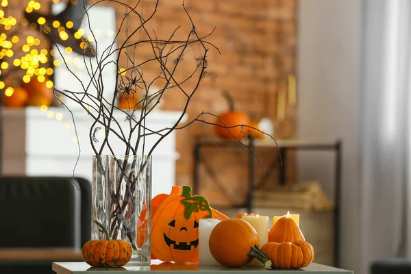 Vase Mit Ästen Kerzen Und Halloween Dekor Auf Dem Tisch — Stockfoto