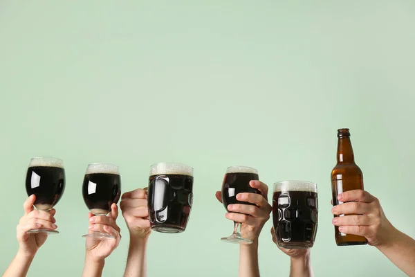 Hände Mit Bier Auf Farbigem Hintergrund — Stockfoto