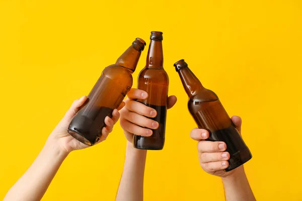 Manos Con Botellas Cerveza Sobre Fondo Color —  Fotos de Stock