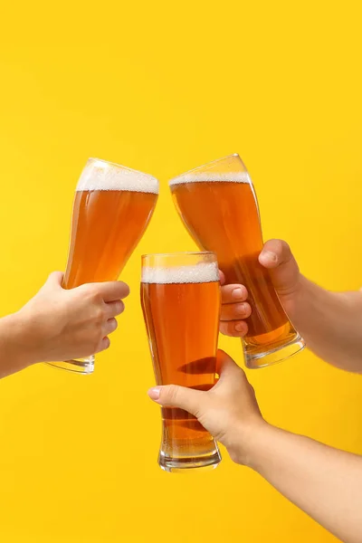 Handen Met Een Glas Bier Achtergrond — Stockfoto
