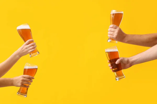 Ręce Kieliszkami Piwa Tle Koloru — Zdjęcie stockowe