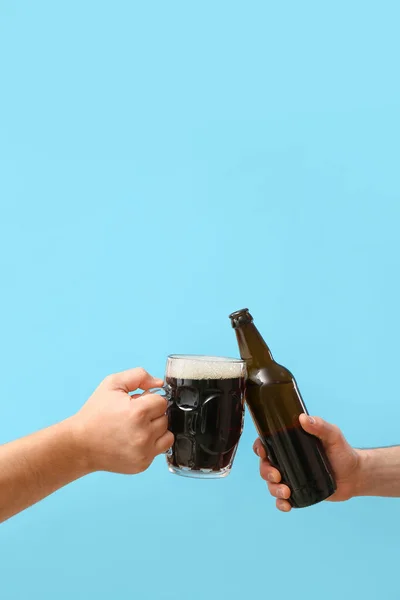 Hände Mit Bier Auf Farbigem Hintergrund — Stockfoto