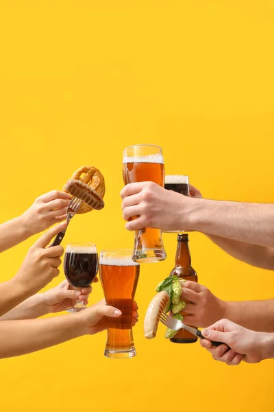 Hände Mit Bier Und Snacks Auf Farbigem Hintergrund — Stockfoto