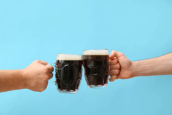 Hände Mit Bierkrügen Auf Farbigem Hintergrund — Stockfoto