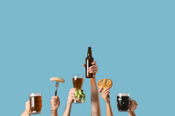 Hände Mit Bier Und Snacks Auf Farbigem Hintergrund — Stockfoto