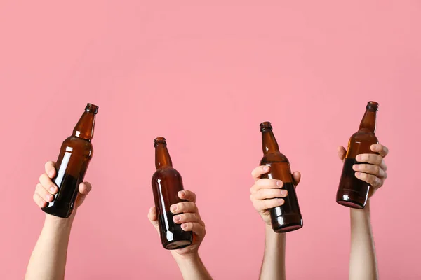 Руки Пляшками Пива Кольоровому Фоні — стокове фото