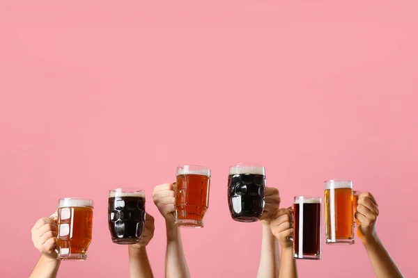 Ręce Piwem Tle Koloru — Zdjęcie stockowe