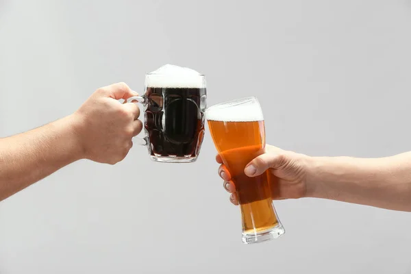 Mani Con Birra Sfondo Grigio — Foto Stock