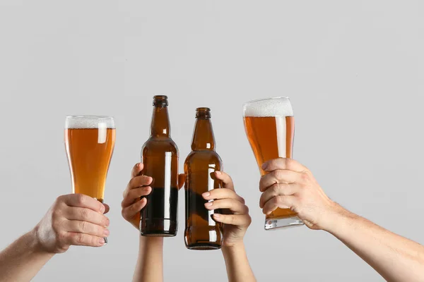 Hands Beer Grey Background — Stock Photo, Image