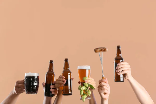 Mãos Com Cerveja Lanche Fundo Cor — Fotografia de Stock