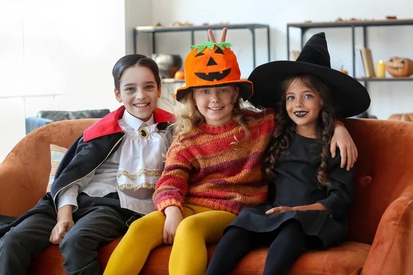 Roztomilé Malé Děti Slaví Halloween Doma — Stock fotografie