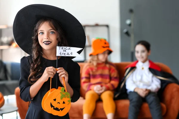 Schattig Klein Meisje Verkleed Als Heks Voor Halloween Thuis — Stockfoto