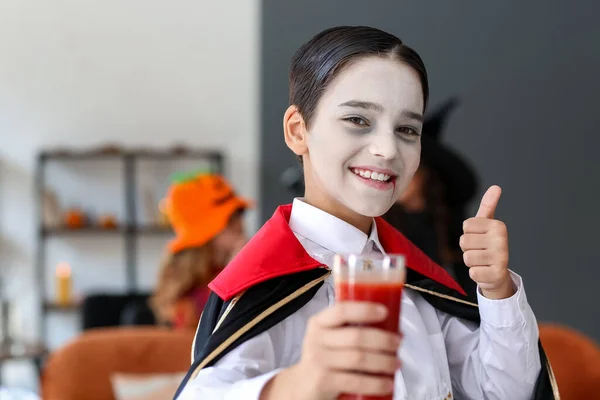 かわいい男の子のための吸血鬼として服を着てハロウィンのために家 — ストック写真