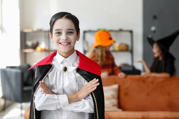 かわいい男の子のための吸血鬼として服を着てハロウィンのために家 — ストック写真