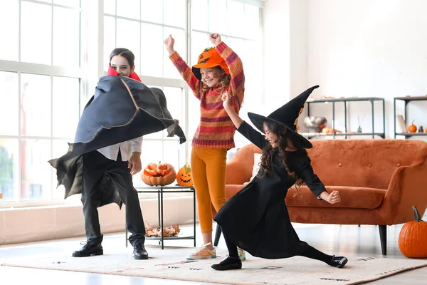 Söta Små Barn Firar Halloween Hemma — Stockfoto