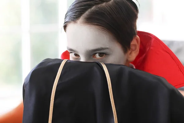 Lindo Niño Vestido Como Vampiro Para Halloween Casa —  Fotos de Stock