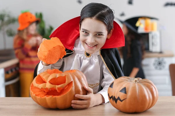 Söt Liten Pojke Firar Halloween Hemma — Stockfoto