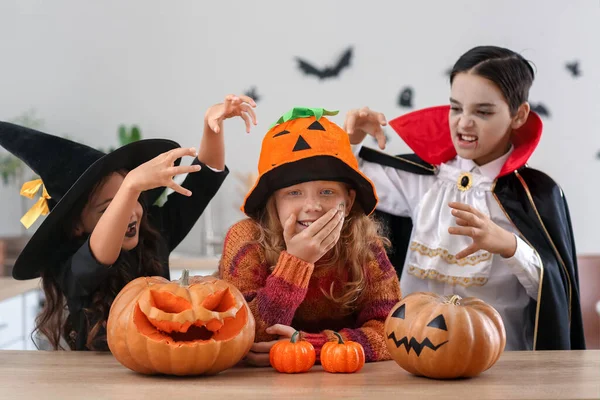 Niedliche Kleine Kinder Feiern Hause Halloween — Stockfoto