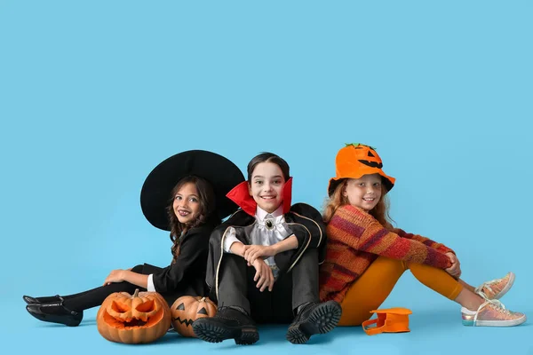 Leuke Kleine Kinderen Halloween Kostuums Kleur Achtergrond — Stockfoto