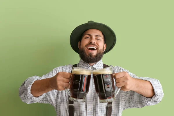 Bonito Homem Roupas Tradicionais Alemãs Com Cerveja Fundo Cor — Fotografia de Stock