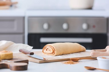 Mutfakta lezzetli tarçınlı rulo hazırlıyorum.