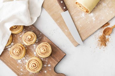 Masada lezzetli tarçınlı rulo hazırlıyorum.