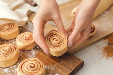 Kadın mutfakta lezzetli tarçınlı börek hazırlıyor.