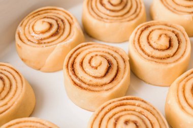 Pişmemiş tarçınlı yemek tabağı, yakın plan.