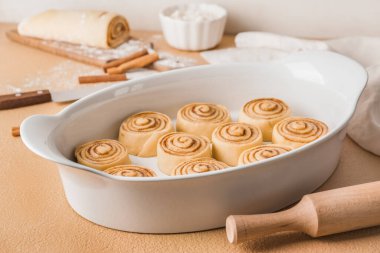 Pişmemiş tarçınlı yemek tabağı.