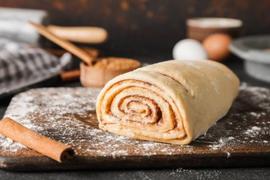 Masada lezzetli tarçınlı rulo hazırlıyorum.