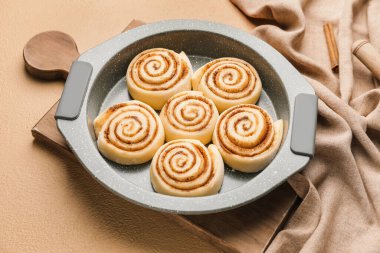 Renk arkaplanında pişmemiş tarçınlı ekmek pişirme yemeği