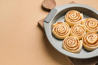 Renk arkaplanında pişmemiş tarçınlı ekmek pişirme yemeği