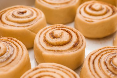 Pişmemiş tarçınlı yemek tabağı, yakın plan.