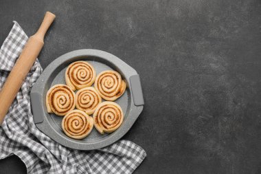 Koyu arkaplanda pişmemiş tarçınlı ekmek pişirme tabağı