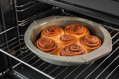 Fırında tarçınlı fırın ekmeği.