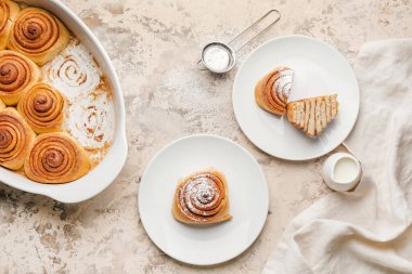 Grunge arka planında lezzetli tarçınlı rulo