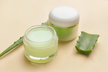 Hafif arkaplanda aloe olan kozmetik krem