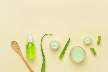 Işık arka planında aloe bulunan farklı kozmetik ürünleri
