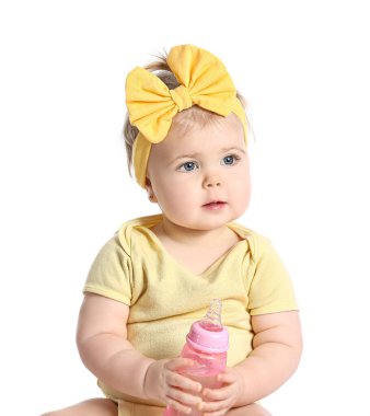 Beyaz arka planda bir şişe suyu olan tatlı bir kız.