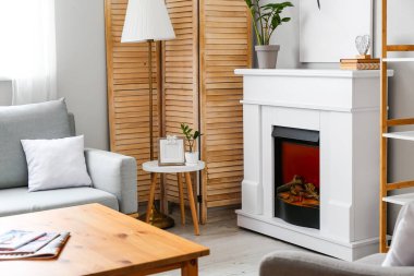 Modern şömineli şık bir oturma odası.