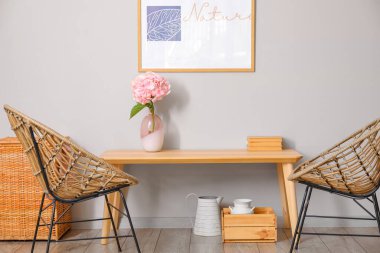 Oturma odasındaki masada ortanca çiçekli vazo.