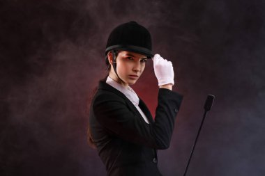 Esmer arka planda güzel bir bayan jokey