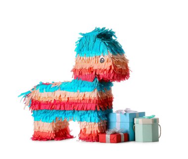 Meksika pinyatası ve beyaz arka planda hediyeler