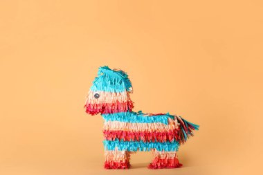 Renkli arka planda at şeklinde Meksika pinyatası