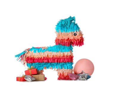 Balonlu Meksika pinyatası ve beyaz arka planda hediyeler