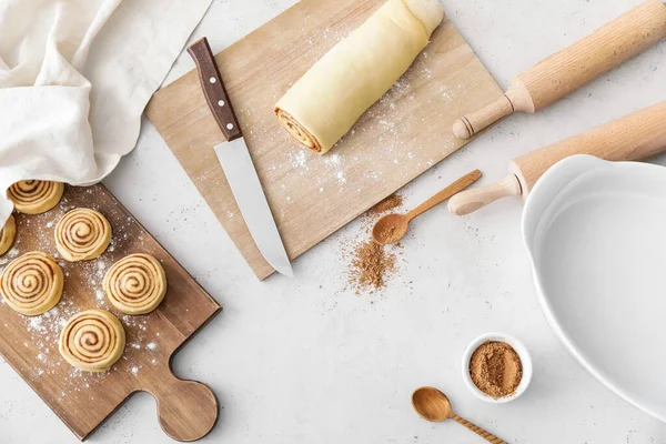 Preparing Tasty Cinnamon Rolls Table Top View — Stock Photo, Image