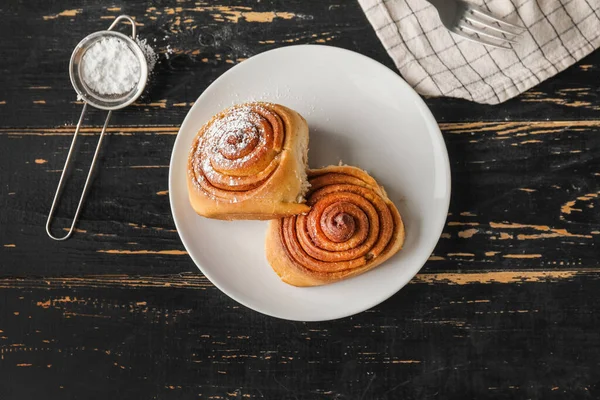 Plate Tasty Cinnamon Rolls Table — Stock Photo, Image