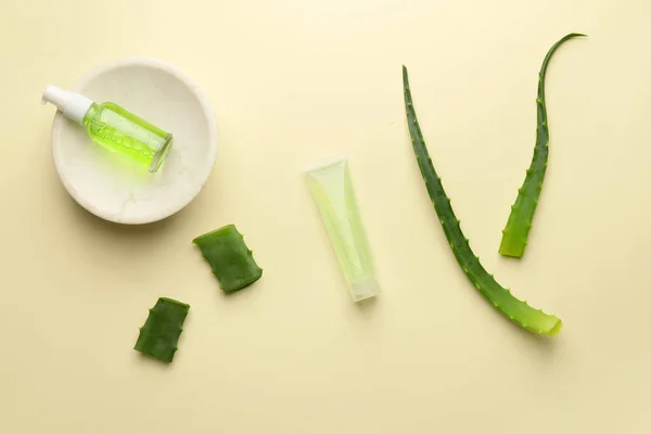 Produk Kosmetik Yang Berbeda Dengan Aloe Pada Latar Belakang Cahaya — Stok Foto